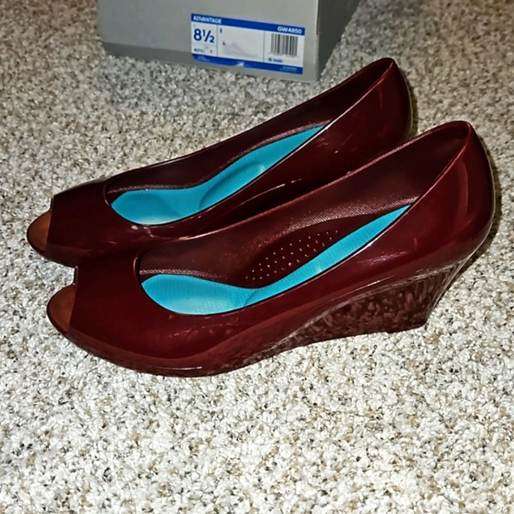 Oka B peep toe wedge size 9